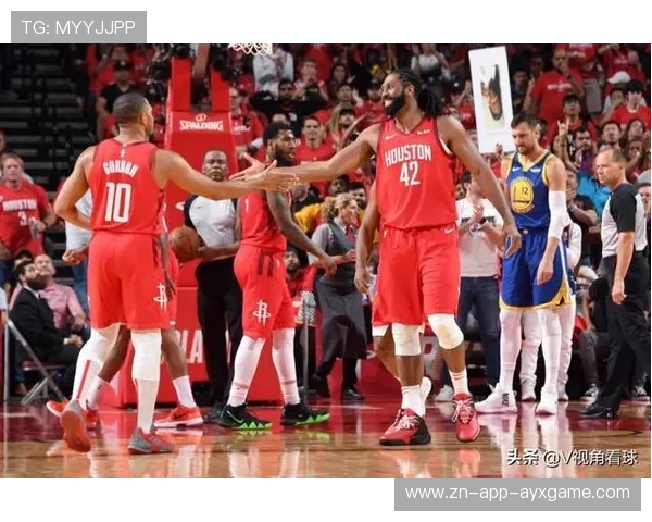 库里加速突破强行上篮命中，勇士继续施压